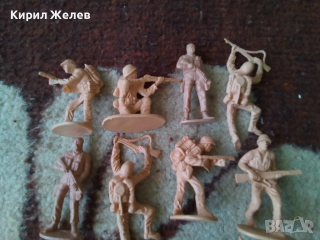 Войници пластмасови 12 броя 51730, снимка 4 - Колекции - 52105413