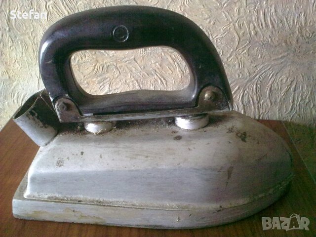 Стара ютия, снимка 3 - Антикварни и старинни предмети - 38664096