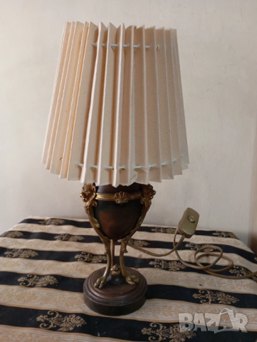 Писалищна настолна лампа