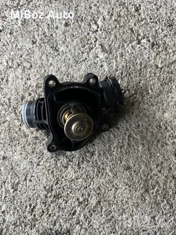 Корпус термостат БМВ Е90 BMW, снимка 2 - Части - 52344432