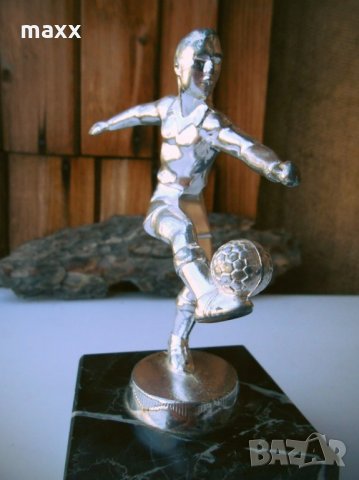 Статуетка футболист , мраморна основа , снимка 3 - Статуетки - 28410138