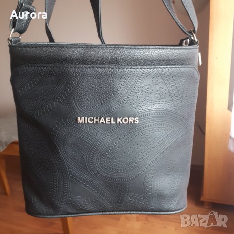 Michael Kors черна чанта в отлично състояние, снимка 1 - Чанти - 37874639