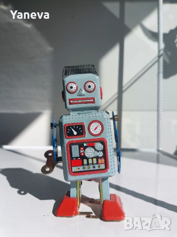 Робот, тенекиена играчка, навива се с ключ и се движи. 