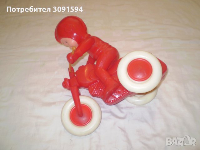 Ретро играчка моторист с мотор червена твърда пластмаса, снимка 11 - Други ценни предмети - 43906757