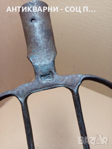 Соц Стара Ръчно Кована Вила За Сено., снимка 2 - Антикварни и старинни предмети - 51713390