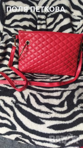 Червена чантичка