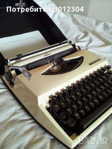 Пишеща машина, снимка 2 - Антикварни и старинни предмети - 33053621