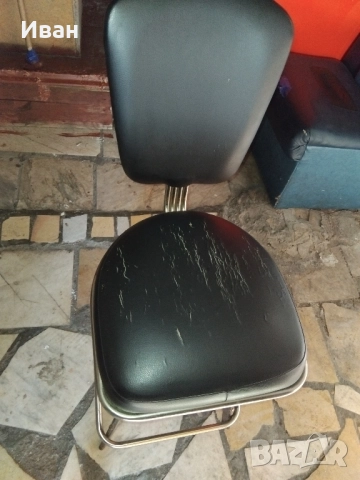 три кожени столове 