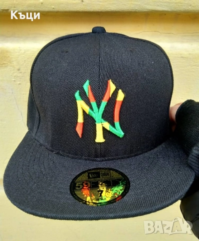 шапка с права козирка. 