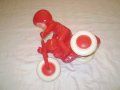 Ретро играчка моторист с мотор червена твърда пластмаса, снимка 11
