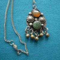 дамски  медальон   от естествени камъни и сачан, снимка 1 - Антикварни и старинни предмети - 37116285