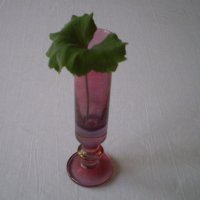  Ръчно издухана стъклена ваза с боровинков цвят, снимка 2 - Антикварни и старинни предмети - 40600255