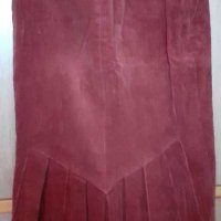 Пола кадифе релефно, вишнево червена,на гърба на полата плисета , снимка 1 - Поли - 23487509