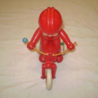 Ретро играчка моторист с мотор червена твърда пластмаса, снимка 4 - Други ценни предмети - 43906757