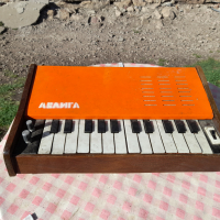 Стар синтезатор,електрическо пиано Авлига, снимка 1 - Антикварни и старинни предмети - 36538399