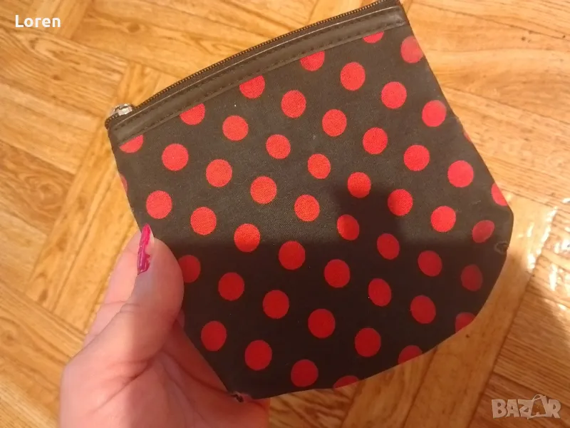 Подарявам черно портмоне на червени точки, снимка 1