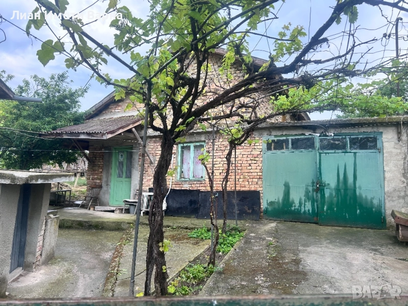 Къща с двор в с. Разделна, снимка 1