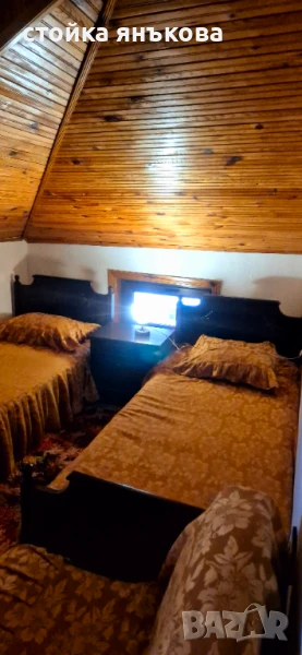 Продавам две масивни единични легла с матраци и шкаф, снимка 1