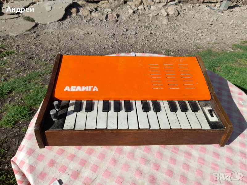 Стар синтезатор,електрическо пиано Авлига, снимка 1