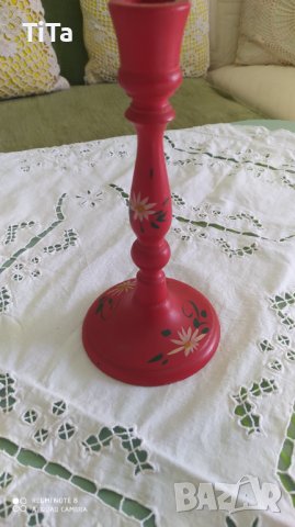 Ръчно рисуван дървен свещник в червено 