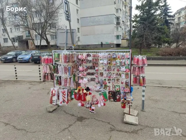 Стелажи за продажба на мартеници