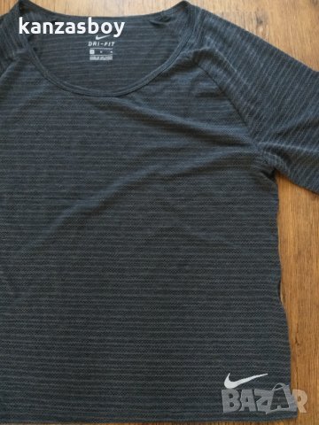 Nike - страхотна дамска тениска