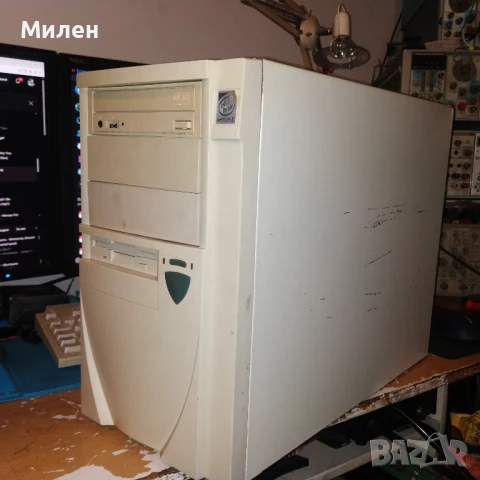 ретро компютър от 2000ната година