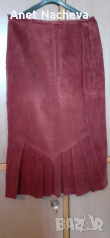 Пола кадифе релефно, вишнево червена,на гърба на полата плисета 