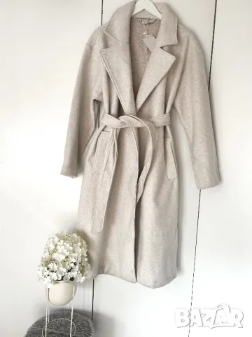 Дълго дамско палто с колан, светлобежово