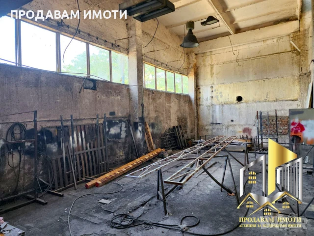 Продавам пром. помещение с 886 кв. м + 6174кв.м. двор, снимка 16 - Производствени сгради - 51191343