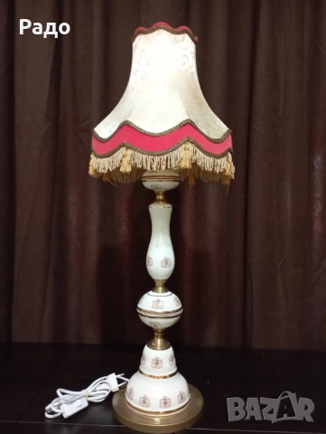 Голяма старинна порцеланова лампа с красив абажур