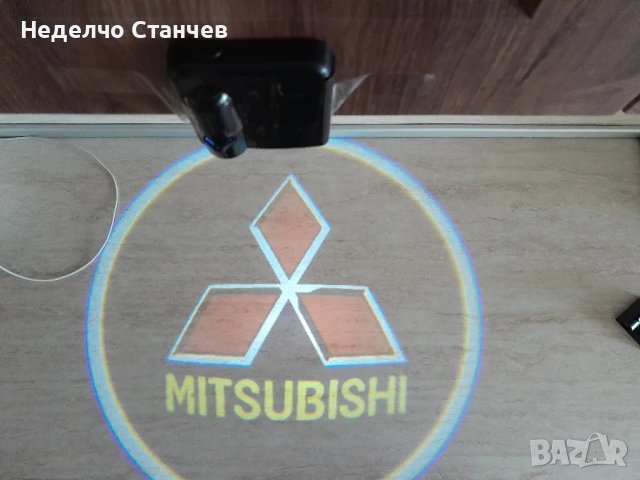 Светещ проектор за вратите с логото на Митсубиши