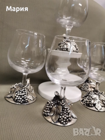 Чаши за алкохолни напитки на столче 