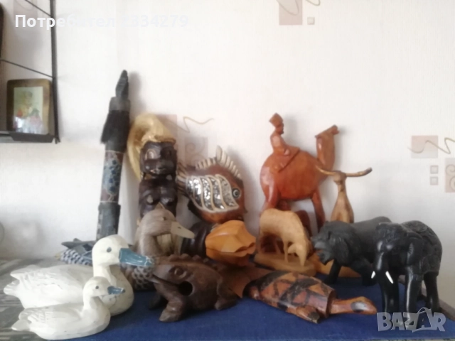Стари дървени статуи на животни, от различни автори, години, държави. 