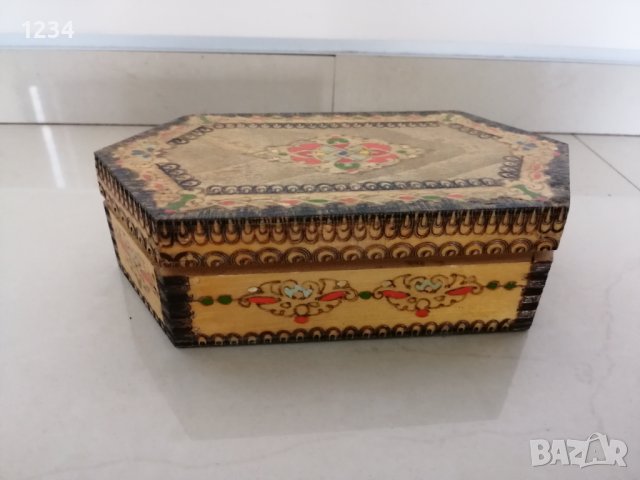 Шестоъгълна дървена кутия 22 х 12 х h 6 см. 