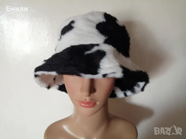 Дамска пухкава шапка с принт кравичка, снимка 3 - Шапки - 48423204