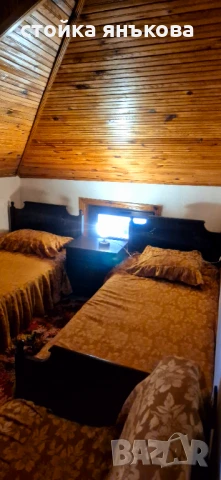 Продавам две масивни единични легла с матраци и шкаф