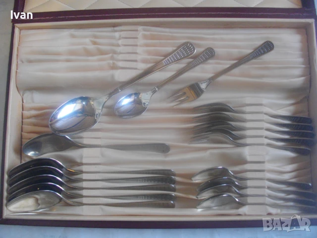 НОВ КОМПЛЕКТ ПЕРЛА 18 БРОЯ БЪЛГАРСКИ СОЦ ВИНТИДЖ 1970-ТЕ ГОДИНИ ПРИБОРИ ЗА ХРАНЕНЕ КОЖЕН КУФАР ЛУКС, снимка 3 - Прибори за хранене, готвене и сервиране - 50991960