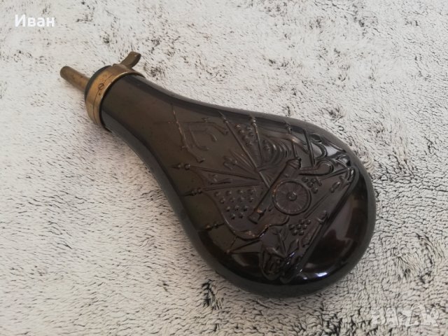 Релефна медна барутница,паласка,фишеклък,пищов,пушка,възтановки