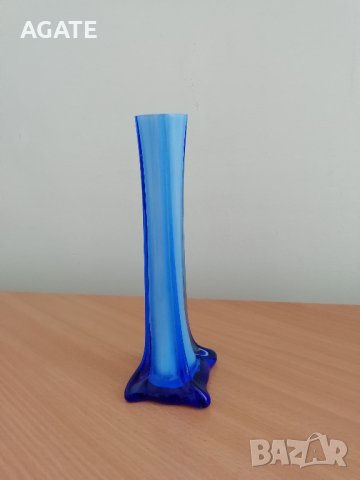 Красива ваза от цветно стъкло