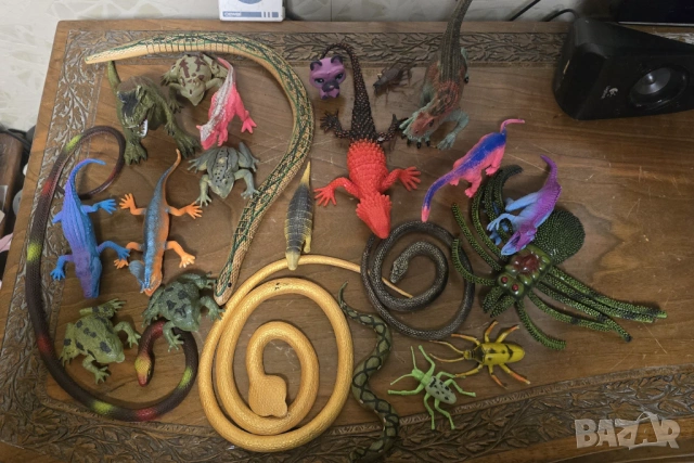 Лот фигурки на земноводни, влечуги и динозаври.