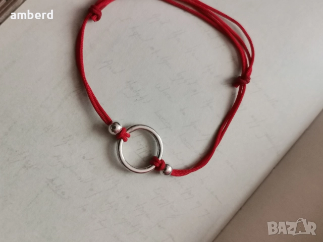 Гривна със сребърен елемент и червен конец, снимка 4 - Гривни - 52114667