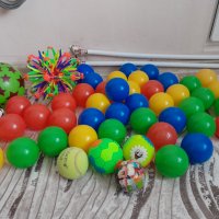42 цветни малки топки