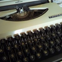 Пишеща машина, снимка 3 - Антикварни и старинни предмети - 33053621