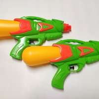 На едро - Воден пистолет, снимка 1 - Надуваеми играчки - 33576635