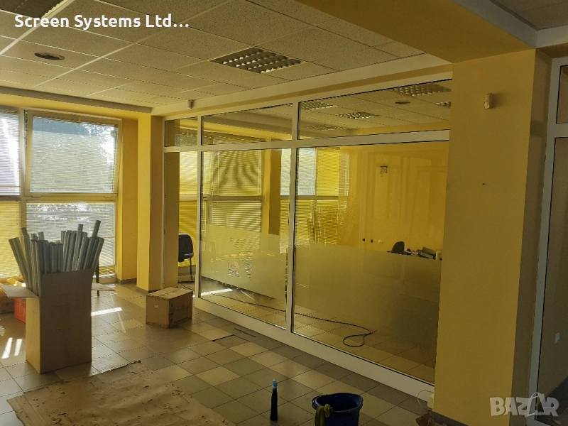 Продавам преградна алуминиева дограма с размер 4.44 на 2.50 м. в комплект със стъкла и врата, снимка 1