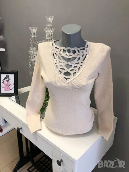 блуза с ефектно деколте и камъни , снимка 1