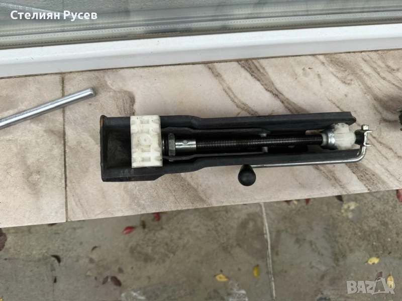 автомобилен крик за свален от mercedes S class w 221  2007г цена 25 лв или 12,78 евро за крика   - о, снимка 1