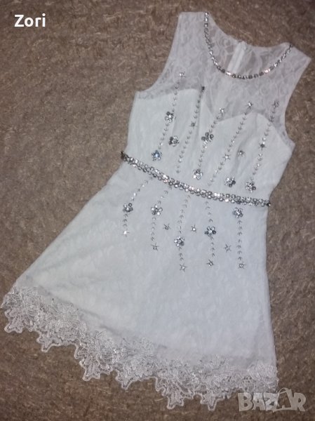 УНИКАЛНО КРАСИВА бяла дантелена рокля с подплата и нашити сребристи камъчета ХС размер , снимка 1