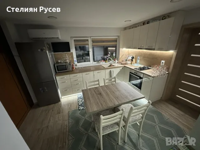 къща с гараж в село Калипетрово - цена 470 000лв - двор 1250кв, застроено 270кв ,2 етажа по 78кв, га, снимка 5 - Къщи - 49801259